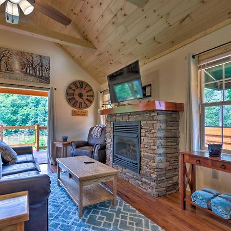 Cozy Riverfront Cabin With Private Deck And Hot Tub! ブライソン・シティ エクステリア 写真