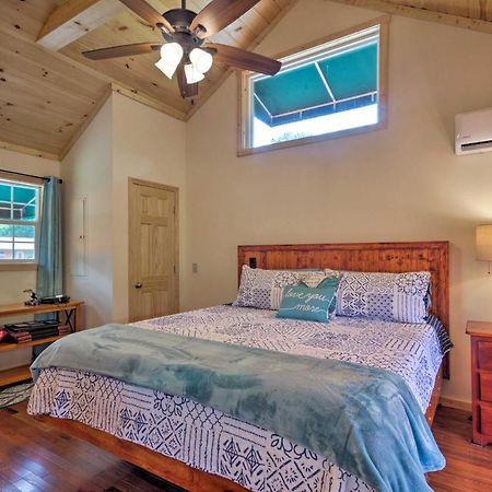 Cozy Riverfront Cabin With Private Deck And Hot Tub! ブライソン・シティ エクステリア 写真