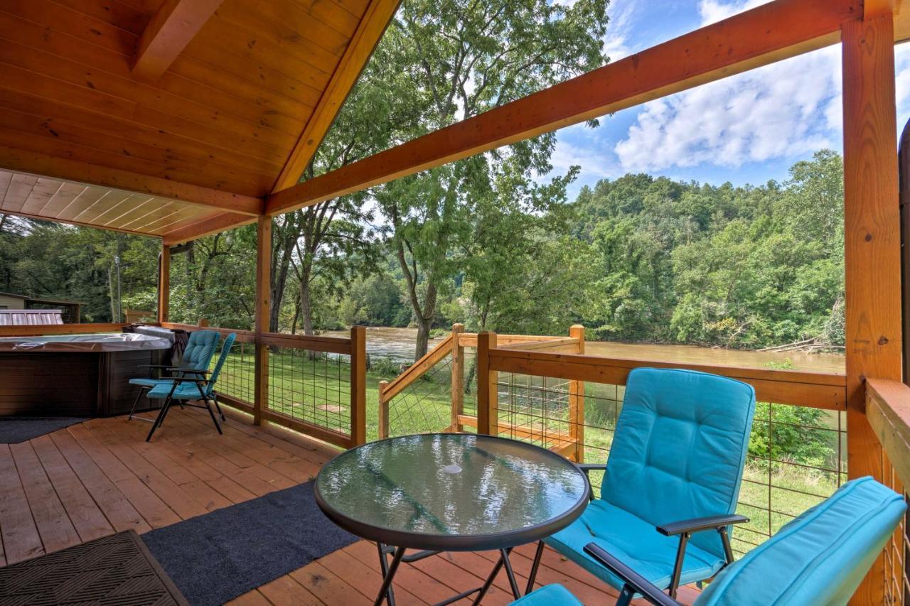 Cozy Riverfront Cabin With Private Deck And Hot Tub! ブライソン・シティ エクステリア 写真