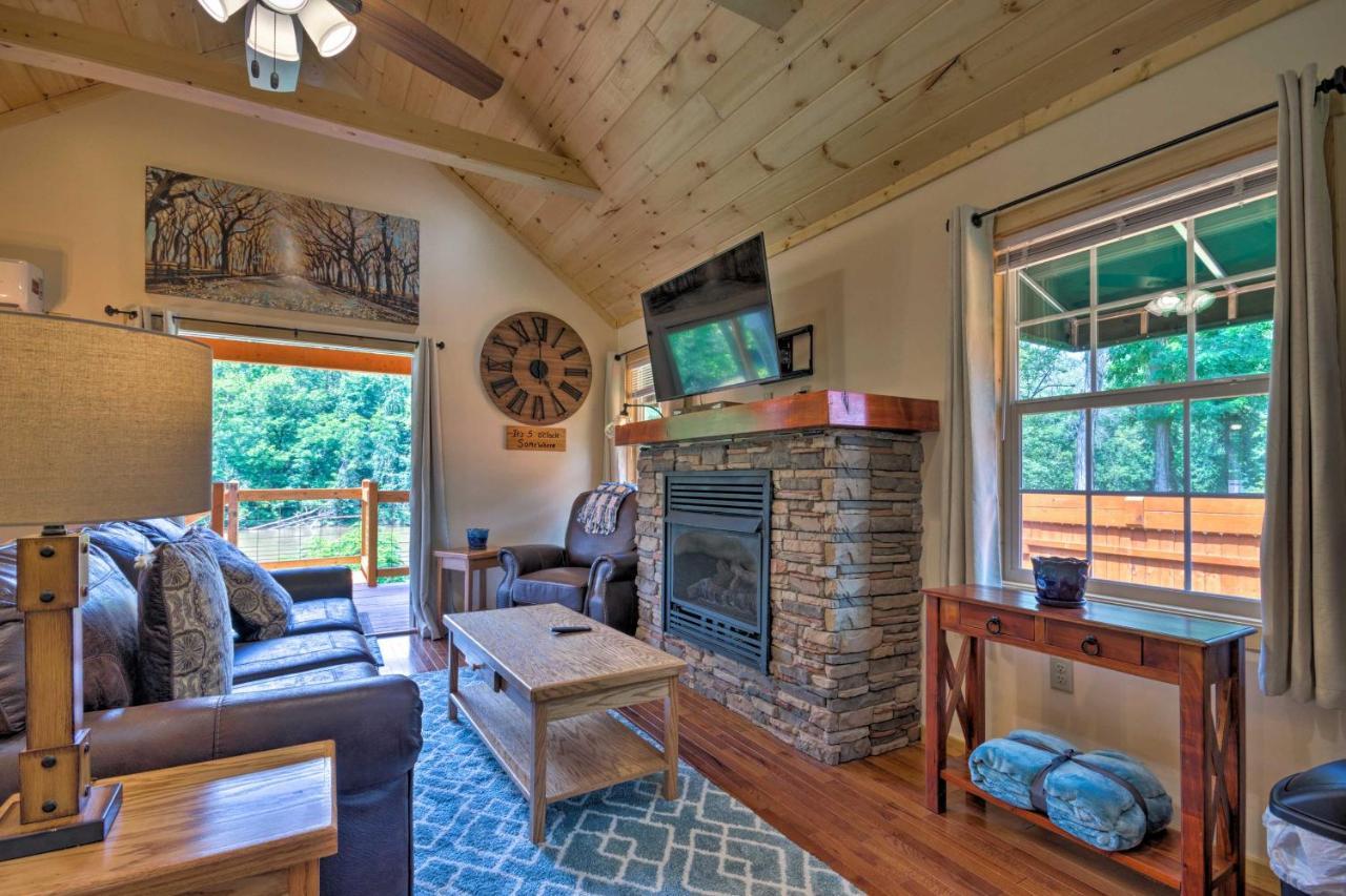 Cozy Riverfront Cabin With Private Deck And Hot Tub! ブライソン・シティ エクステリア 写真