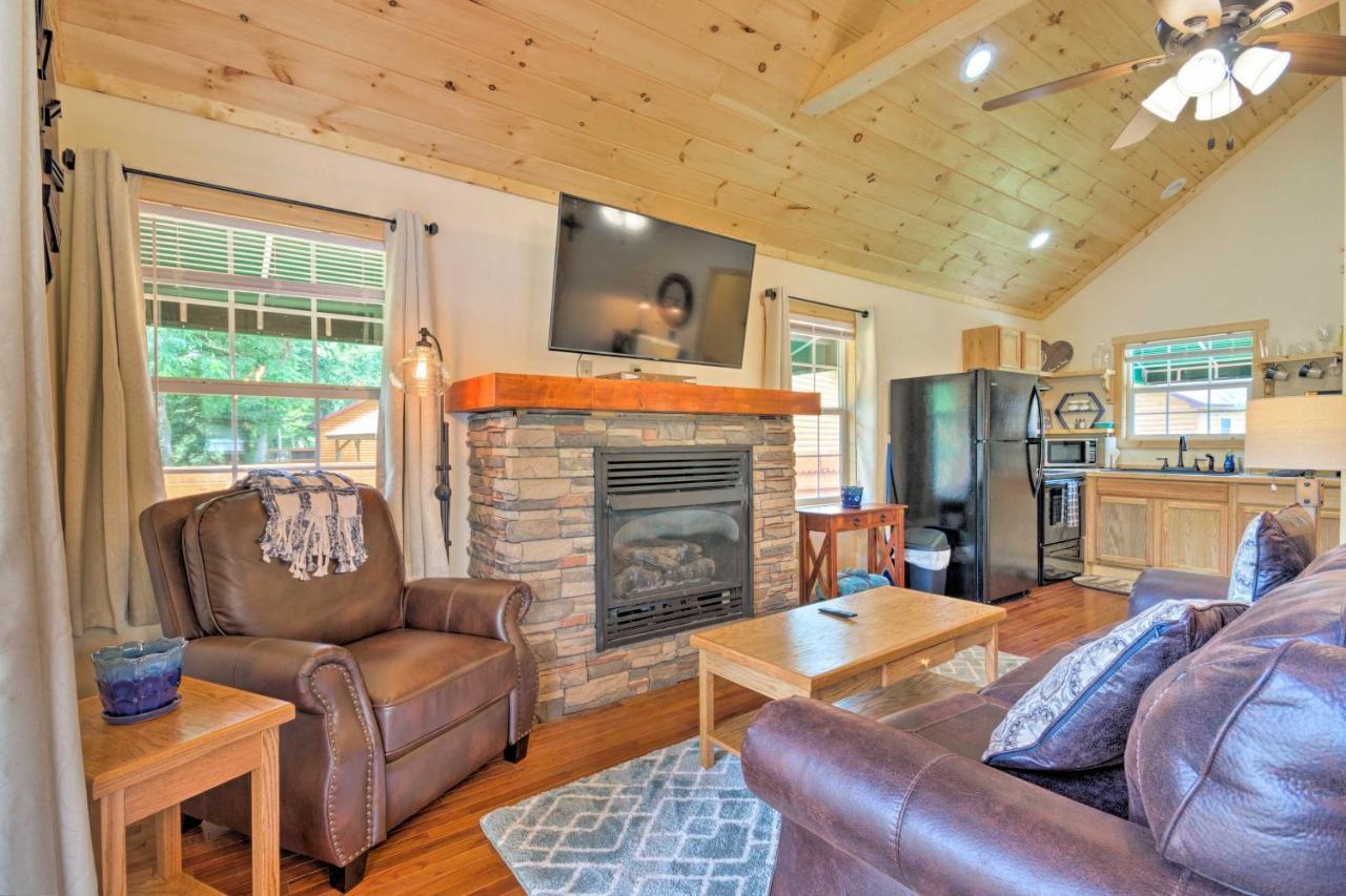 Cozy Riverfront Cabin With Private Deck And Hot Tub! ブライソン・シティ エクステリア 写真