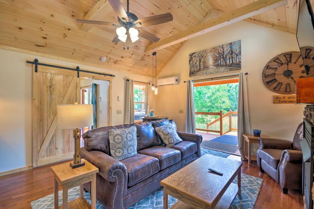 Cozy Riverfront Cabin With Private Deck And Hot Tub! ブライソン・シティ エクステリア 写真