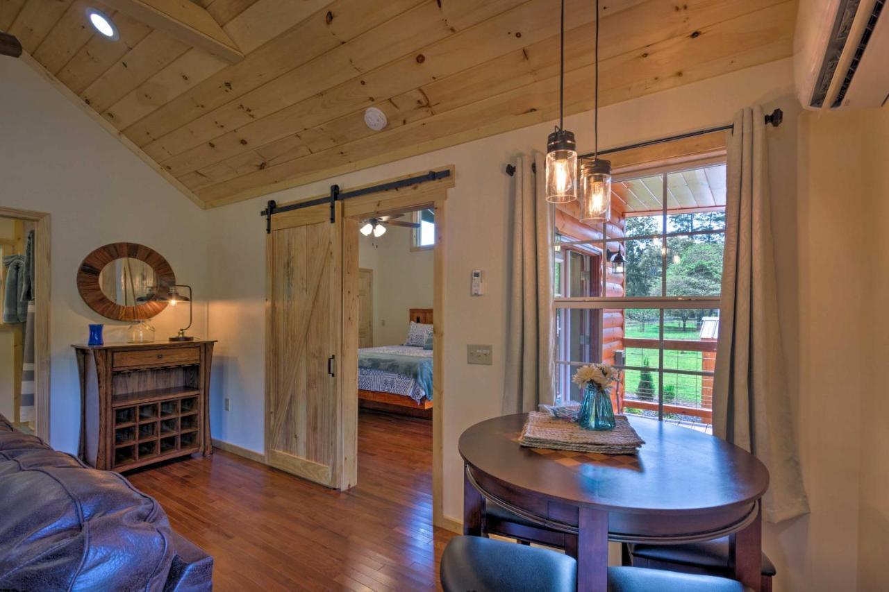 Cozy Riverfront Cabin With Private Deck And Hot Tub! ブライソン・シティ エクステリア 写真