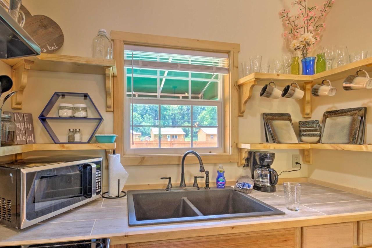 Cozy Riverfront Cabin With Private Deck And Hot Tub! ブライソン・シティ エクステリア 写真