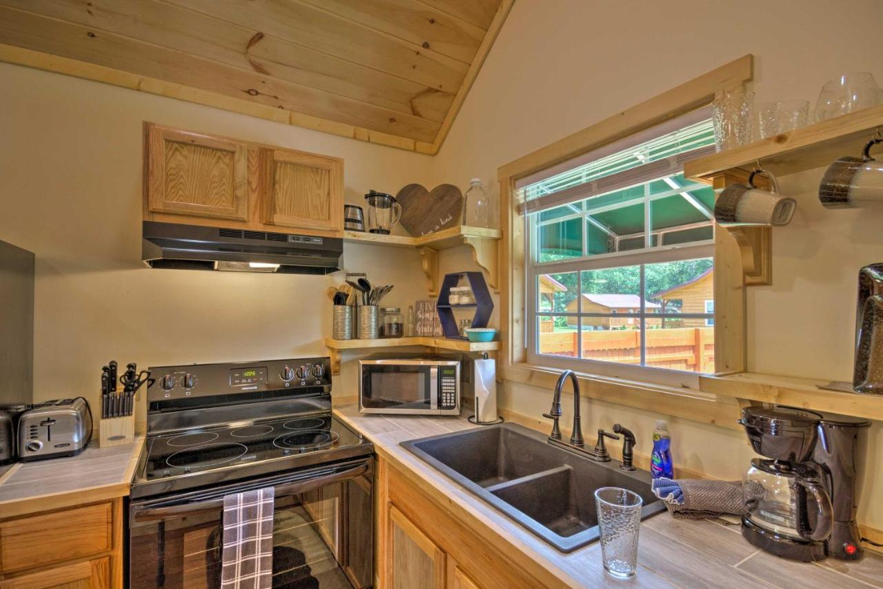 Cozy Riverfront Cabin With Private Deck And Hot Tub! ブライソン・シティ エクステリア 写真