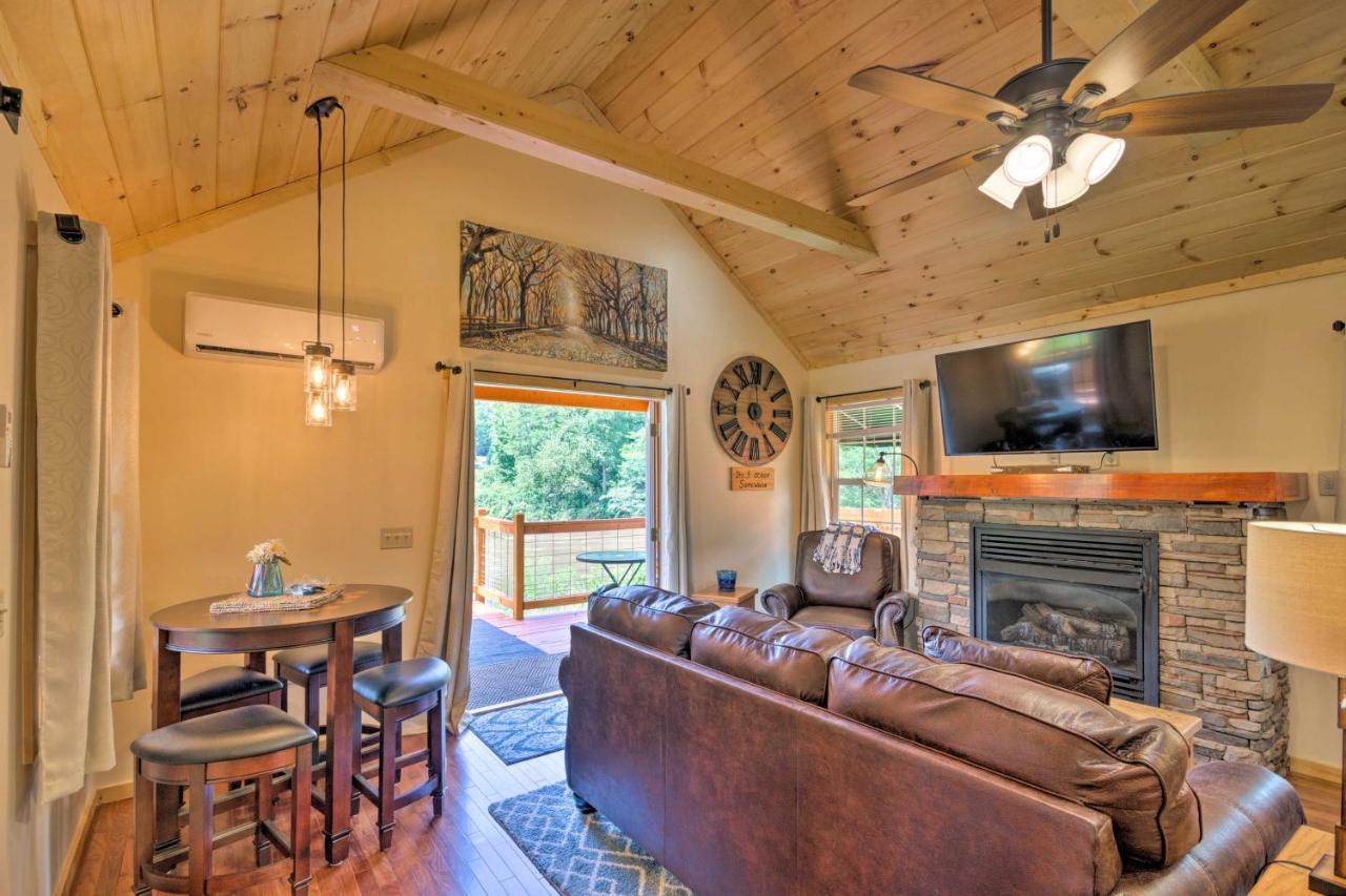 Cozy Riverfront Cabin With Private Deck And Hot Tub! ブライソン・シティ エクステリア 写真