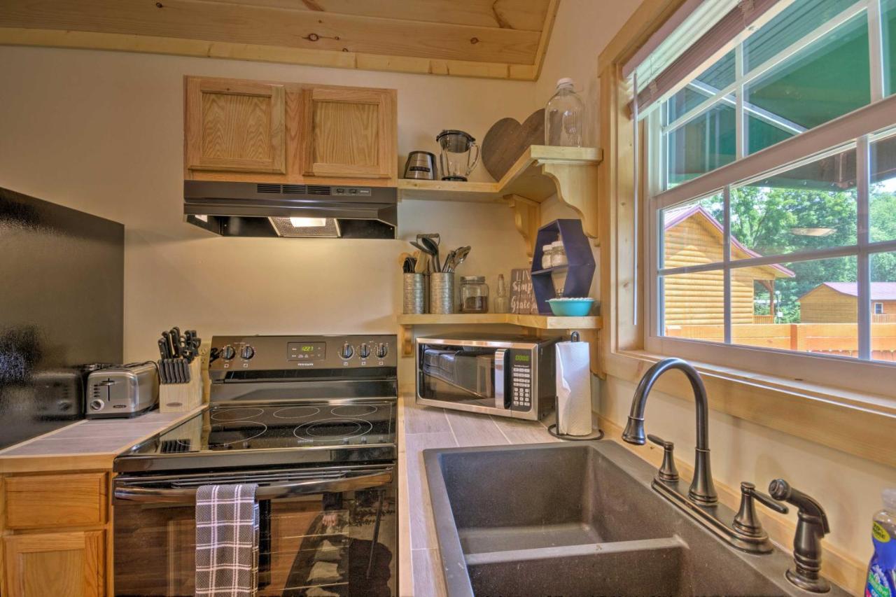 Cozy Riverfront Cabin With Private Deck And Hot Tub! ブライソン・シティ エクステリア 写真
