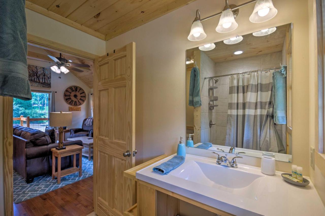 Cozy Riverfront Cabin With Private Deck And Hot Tub! ブライソン・シティ エクステリア 写真