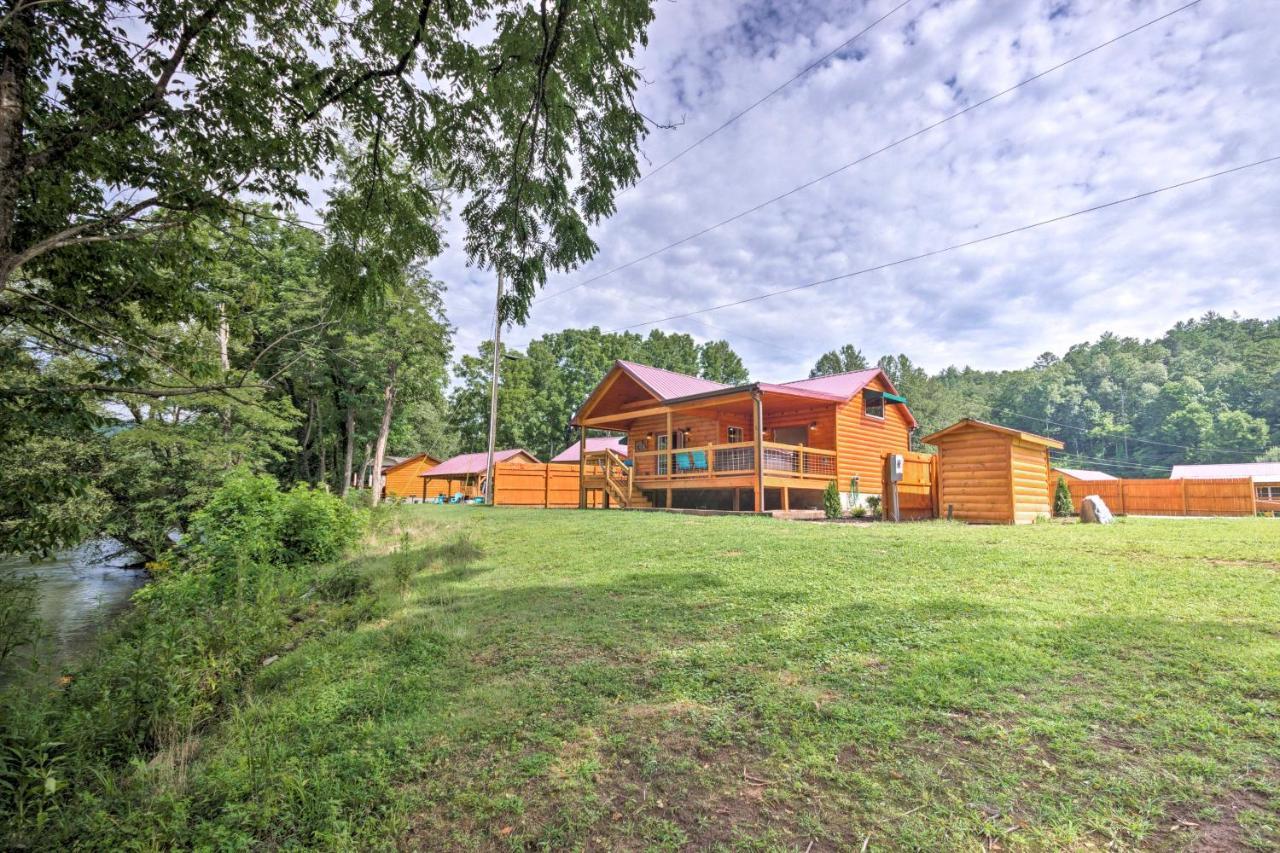 Cozy Riverfront Cabin With Private Deck And Hot Tub! ブライソン・シティ エクステリア 写真