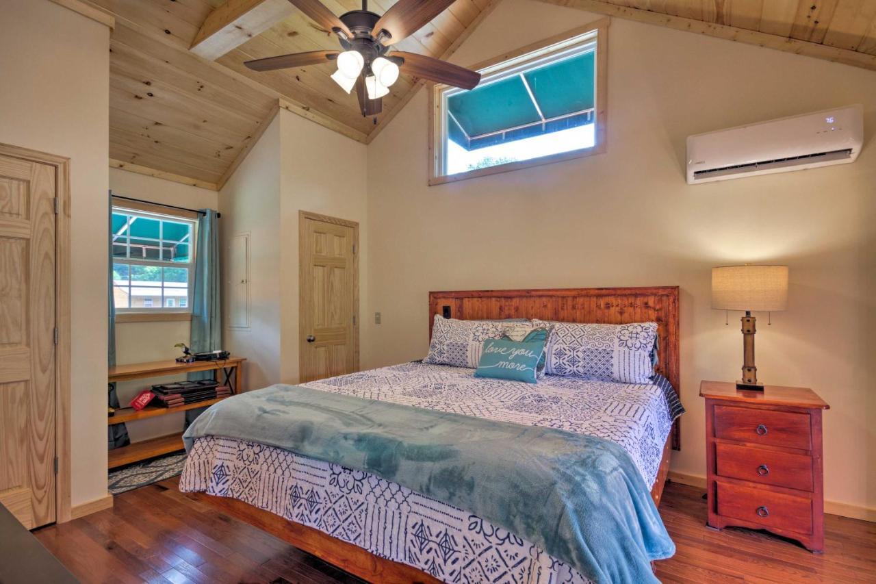Cozy Riverfront Cabin With Private Deck And Hot Tub! ブライソン・シティ エクステリア 写真