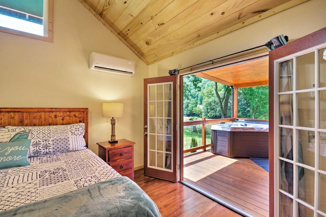 Cozy Riverfront Cabin With Private Deck And Hot Tub! ブライソン・シティ エクステリア 写真
