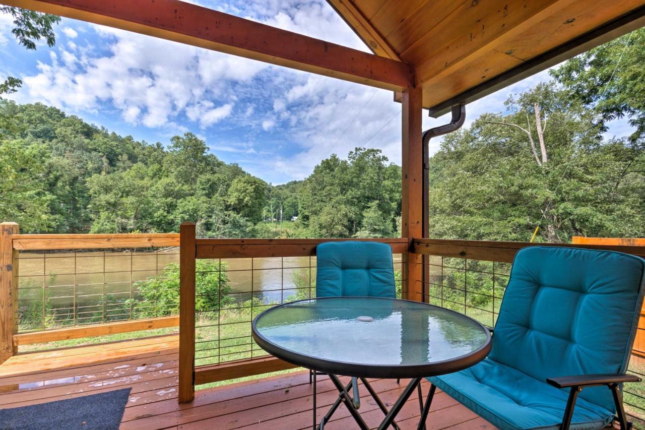 Cozy Riverfront Cabin With Private Deck And Hot Tub! ブライソン・シティ エクステリア 写真