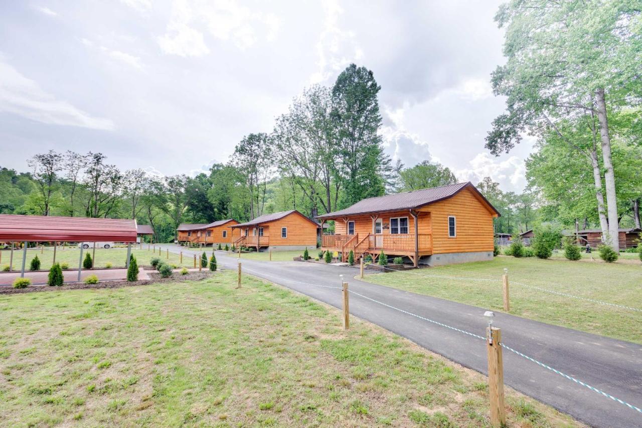 Cozy Riverfront Cabin With Private Deck And Hot Tub! ブライソン・シティ エクステリア 写真