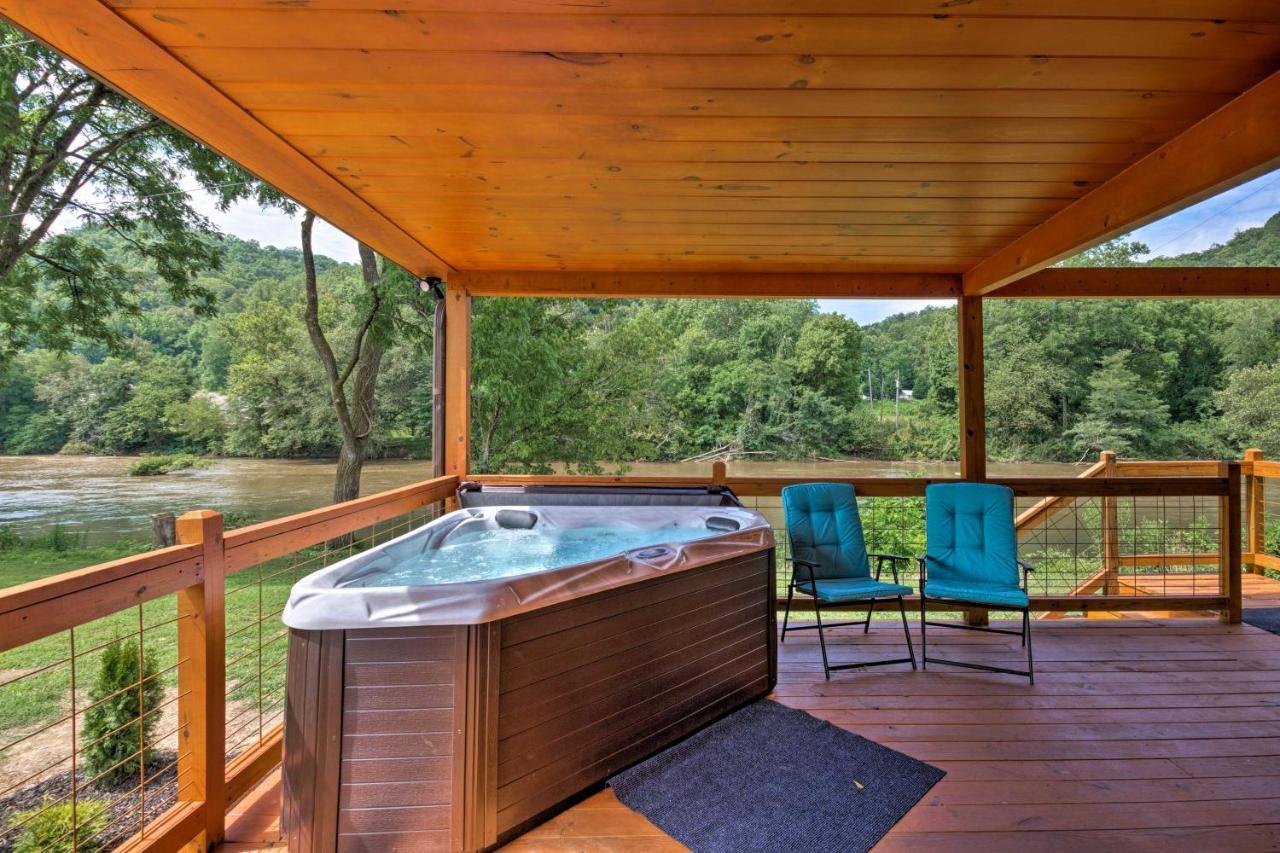 Cozy Riverfront Cabin With Private Deck And Hot Tub! ブライソン・シティ エクステリア 写真