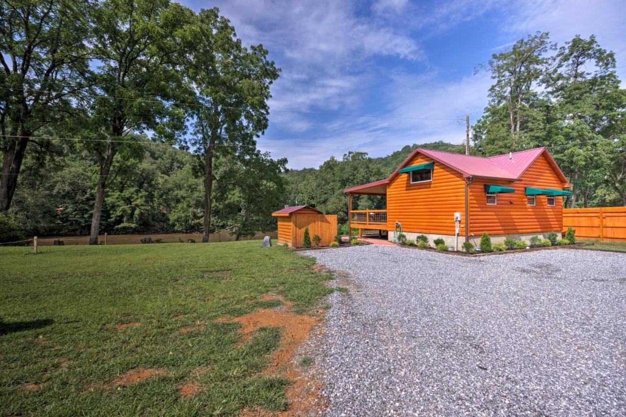 Cozy Riverfront Cabin With Private Deck And Hot Tub! ブライソン・シティ エクステリア 写真