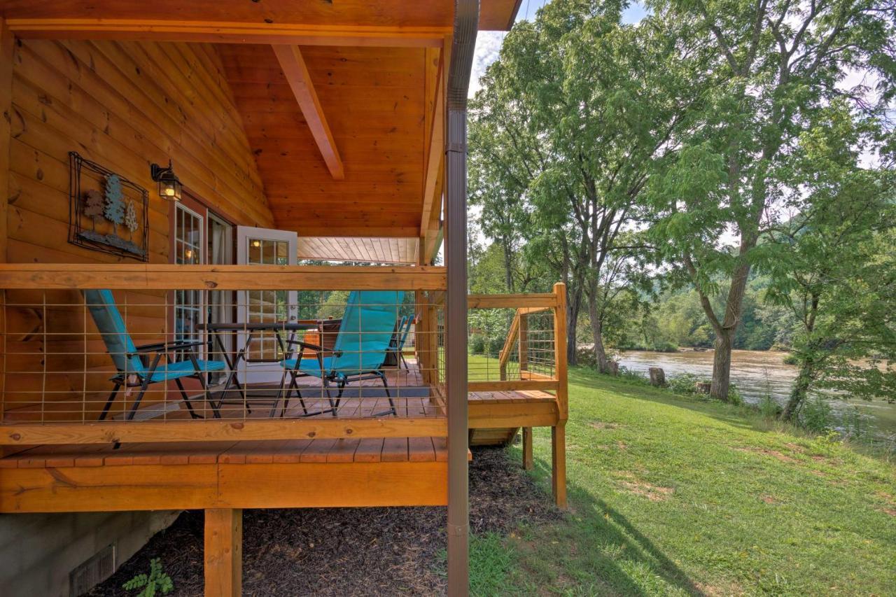 Cozy Riverfront Cabin With Private Deck And Hot Tub! ブライソン・シティ エクステリア 写真