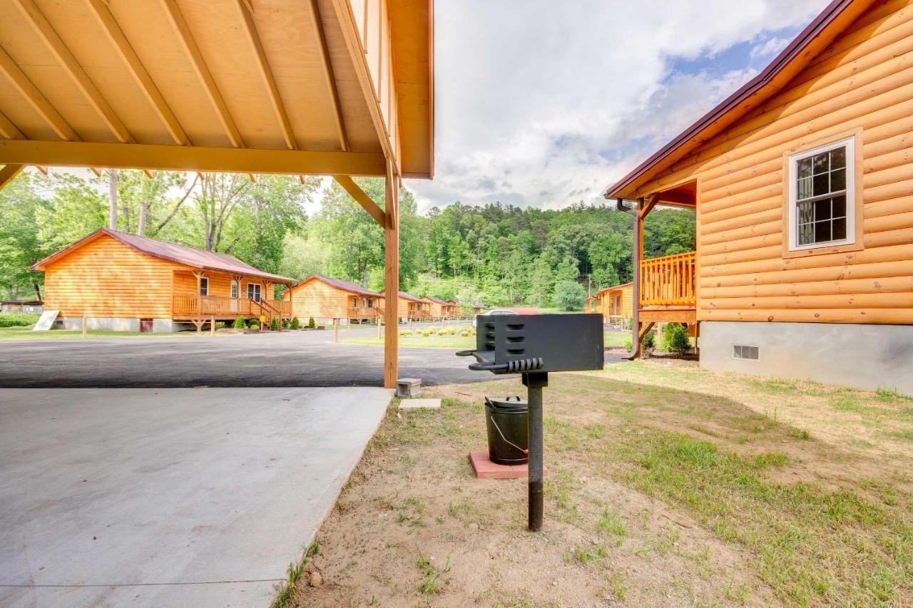 Cozy Riverfront Cabin With Private Deck And Hot Tub! ブライソン・シティ エクステリア 写真