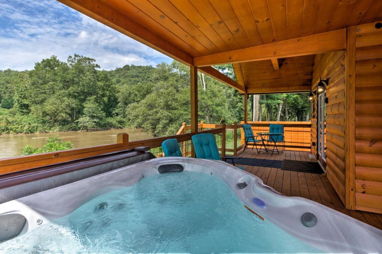 Cozy Riverfront Cabin With Private Deck And Hot Tub! ブライソン・シティ エクステリア 写真
