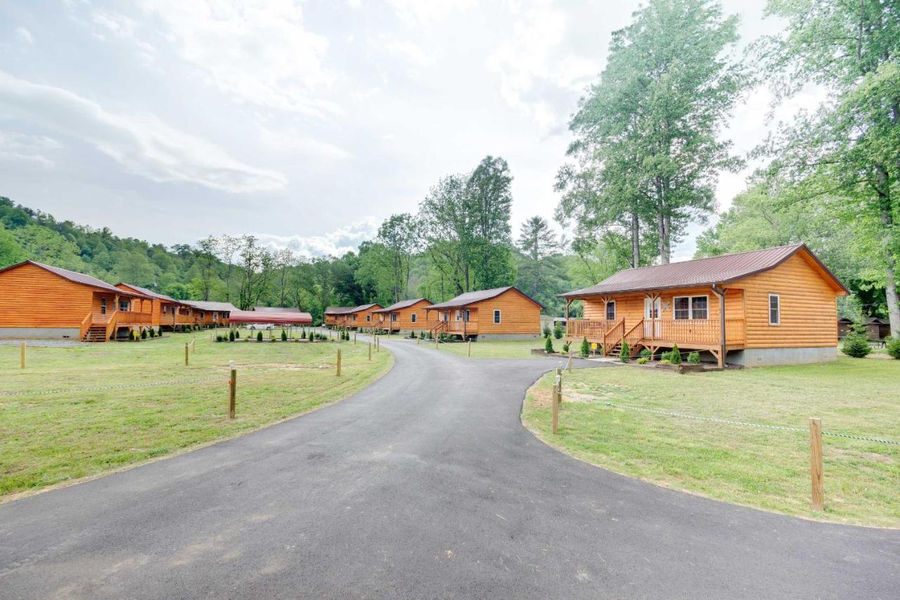 Cozy Riverfront Cabin With Private Deck And Hot Tub! ブライソン・シティ エクステリア 写真